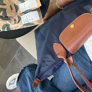 Meet your Posher, Jakavee